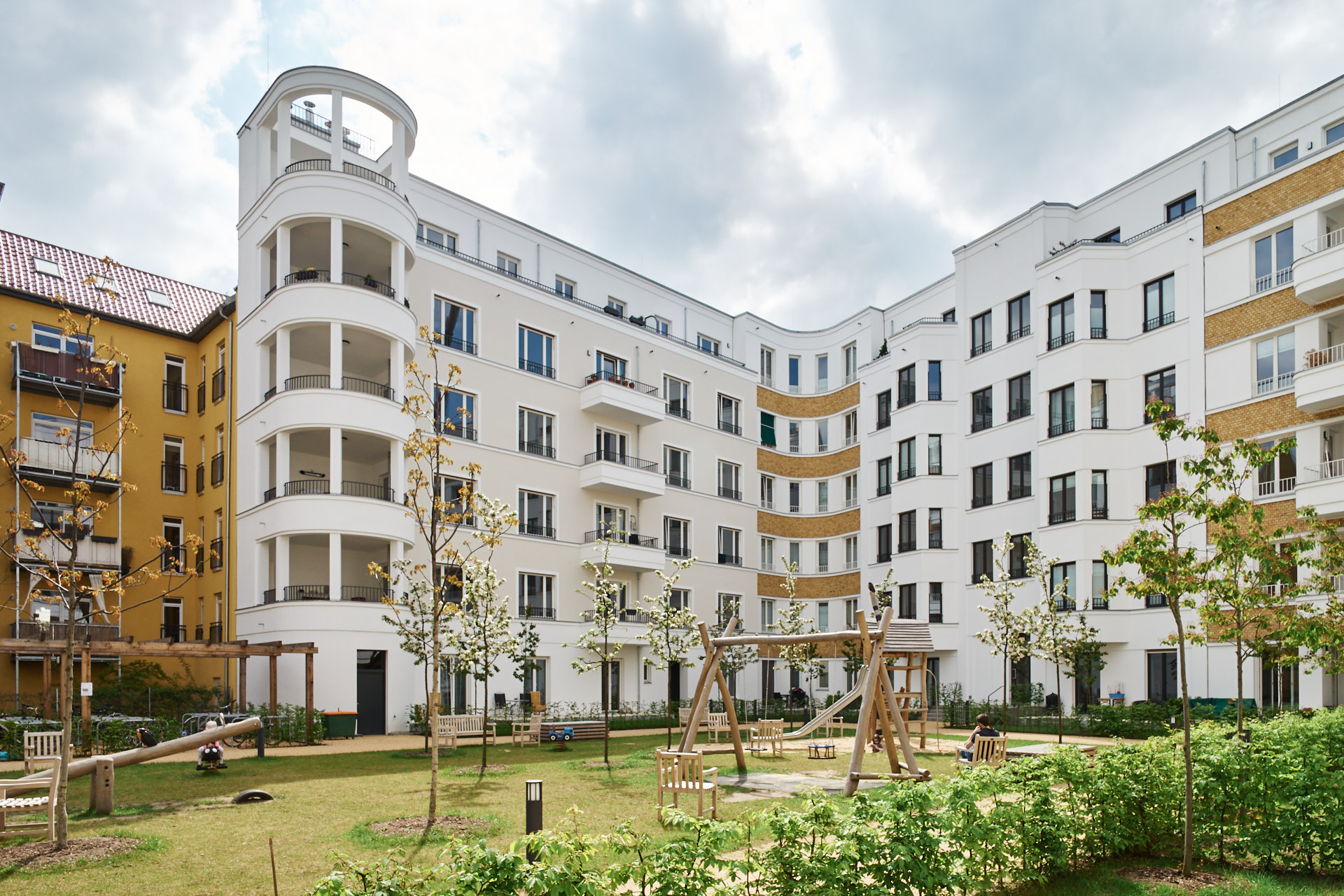 Wohnhaus mit Erker und Loggiaturm, Helmerdingstraße 6, Berlin, Fassade Innenhof mit Loggiaturm, Vorgarten und Kinderspielplatz