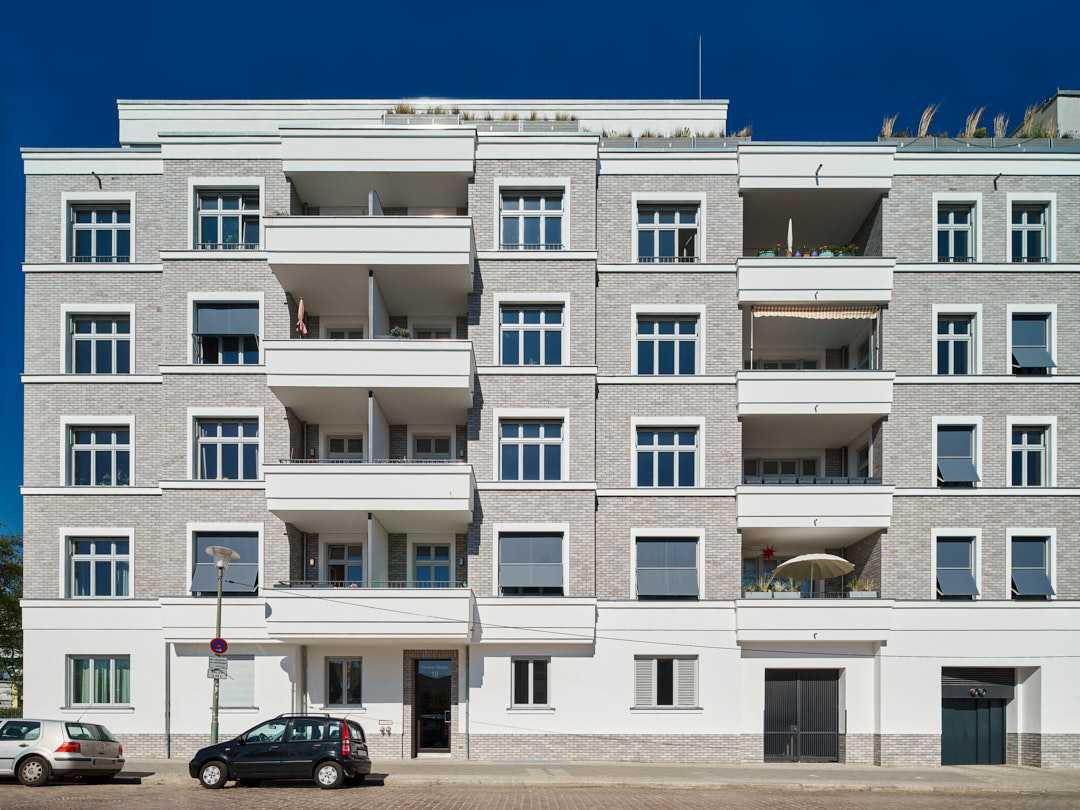 Fassade Wohnhaus an der Modersohnbrücke mit grauen Riemchen, Revaler Straße 19, Berlin