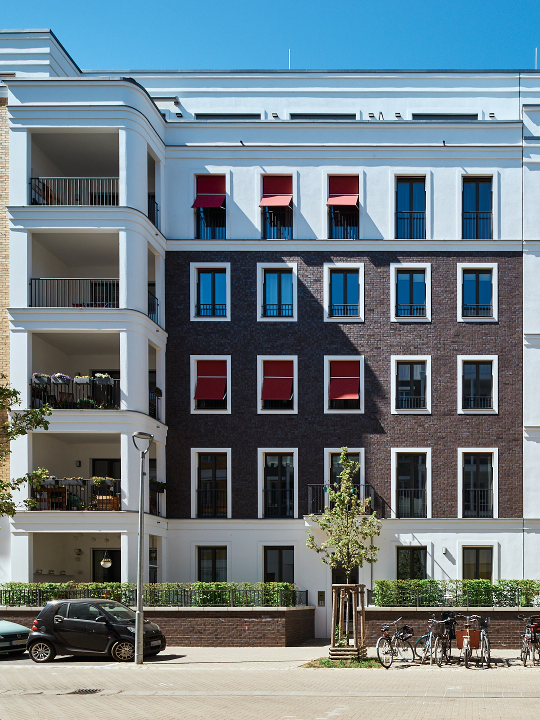 Eine neue Straße für den Friedrichshain, Fassade Döringstraße 8, Berlin, mit Vorgarten und Loggiaturm