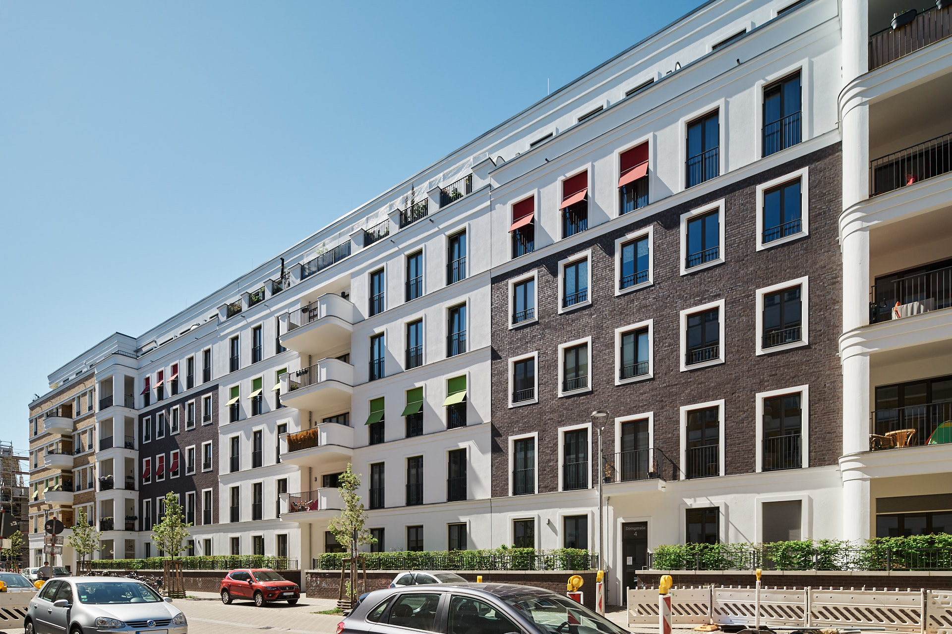 Eine neue Straße für den Friedrichshain, Fassaden Döringstraße 4 bis 8 mit Loggiatürmen und Vorgärten, Berlin