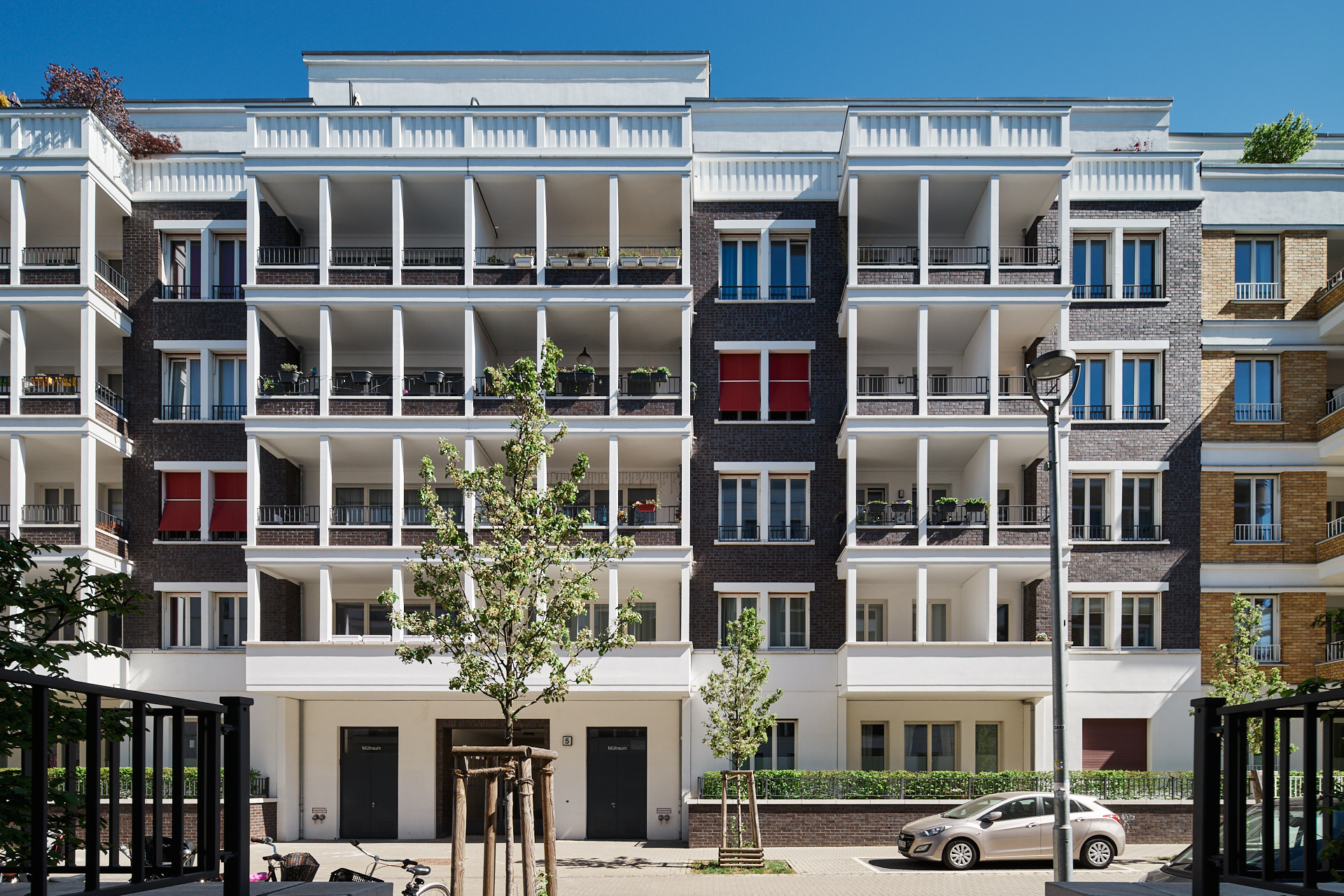 Wohnhaus mit Hofdurchgang, Klinkerfassade Döringstraße 5 mit Balkonanlagen und Vorgärten, Berlin