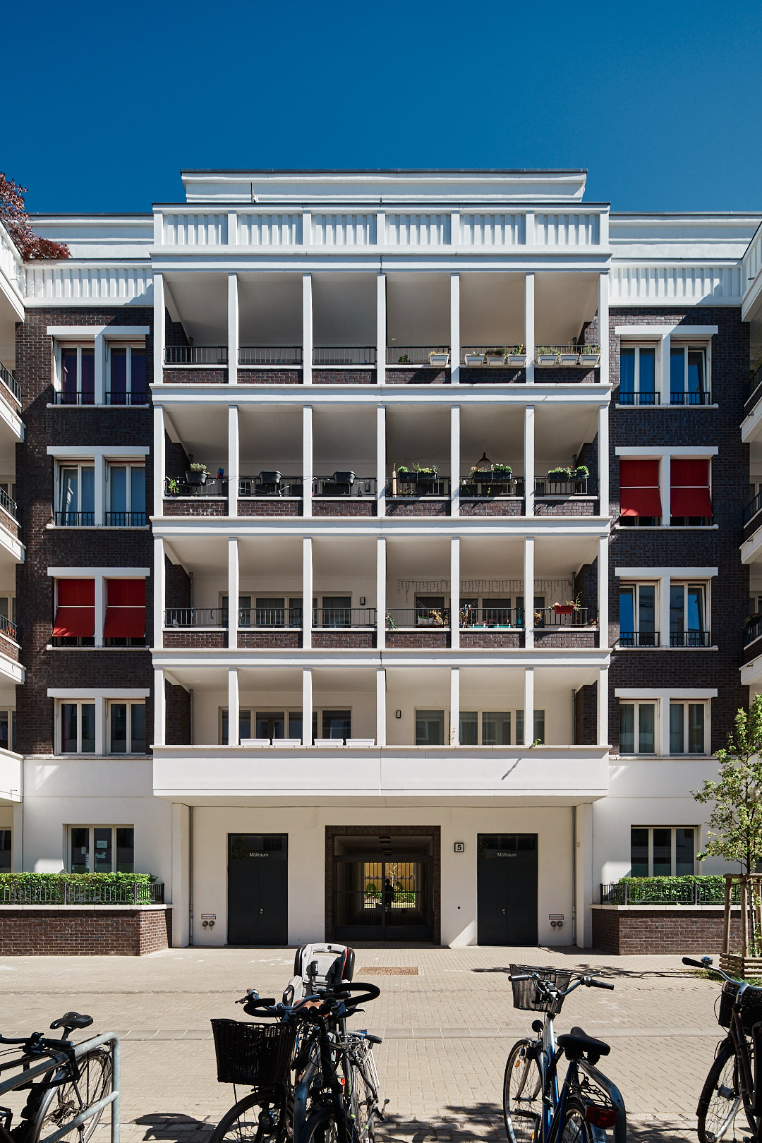 Wohnhaus mit Hofdurchgang, Fassade Döringstraße 5 mit Balkonanlage und Vorgärten, Berlin