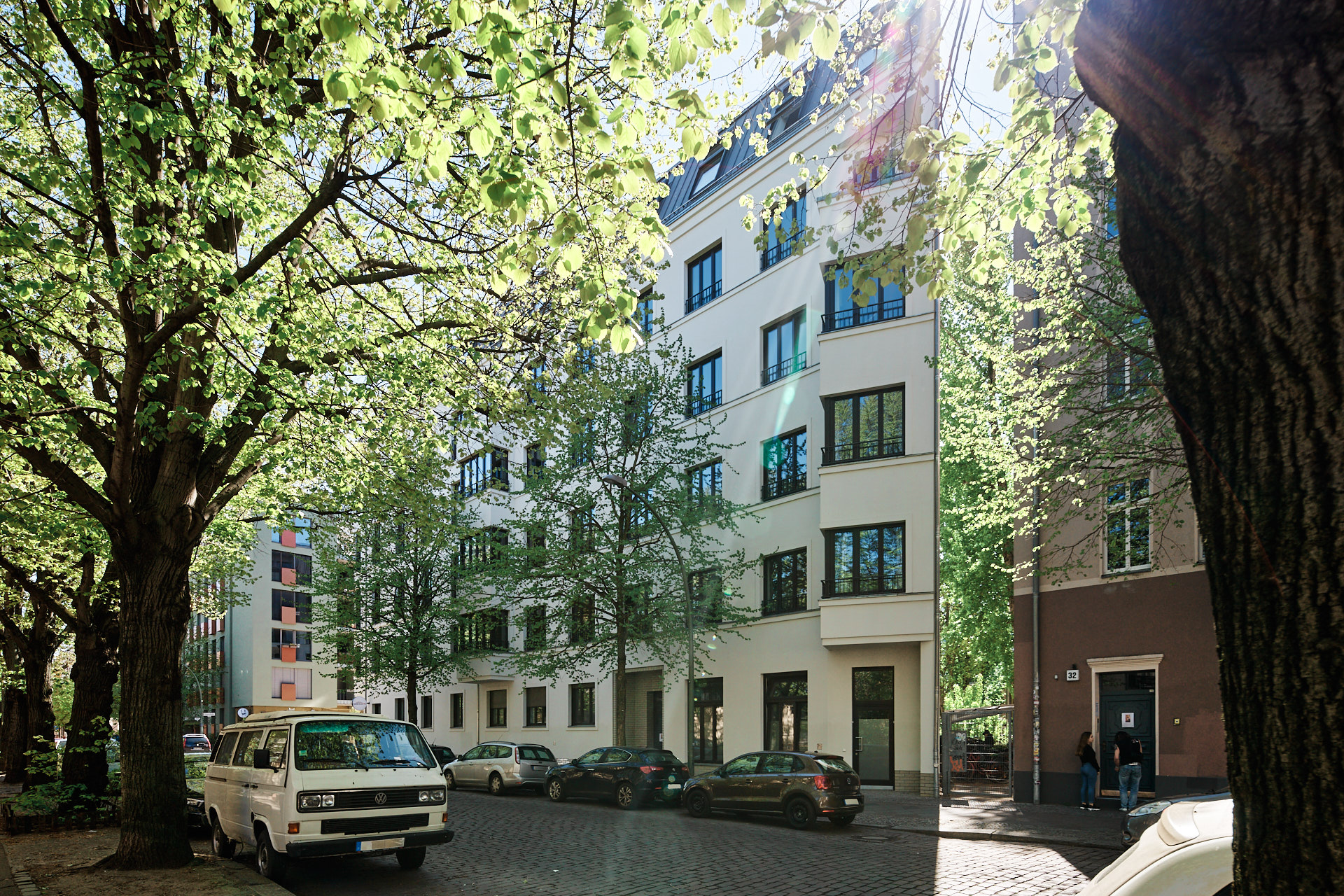 Wohnanlage mit Berliner Dach, Blick von der Simplonstraße 34, Berlin