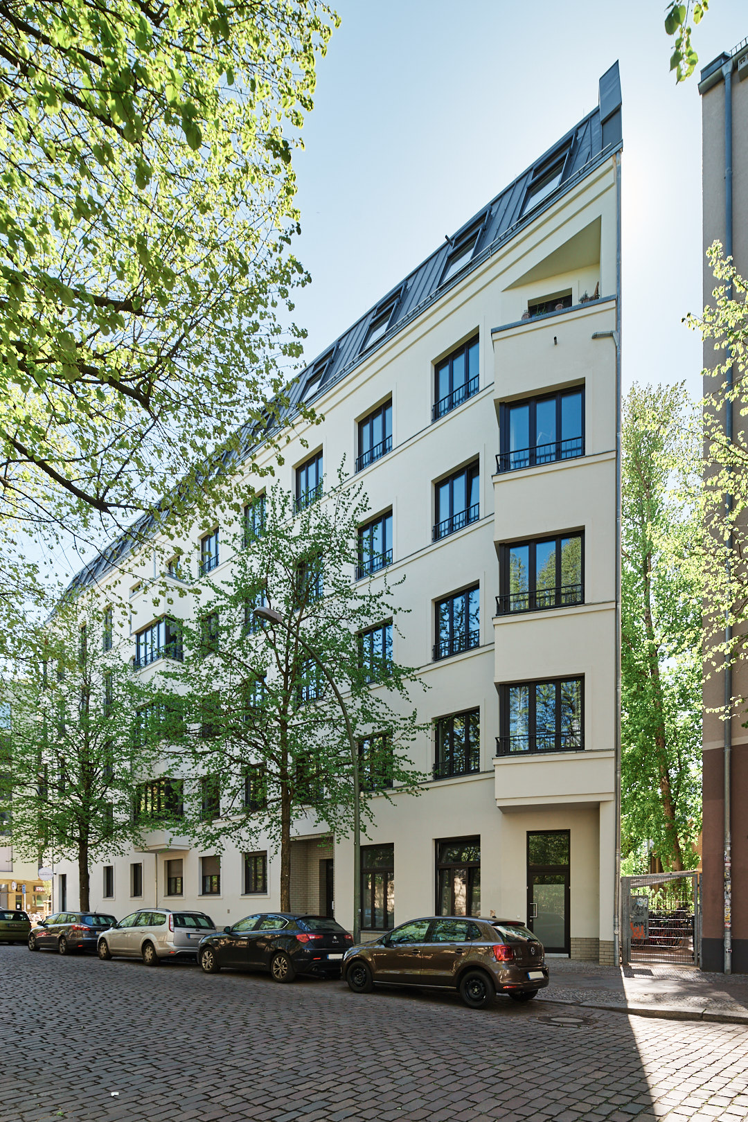 Wohnanlage mit Berliner Dach, Blick von der Simplonstraße 34, Berlin
