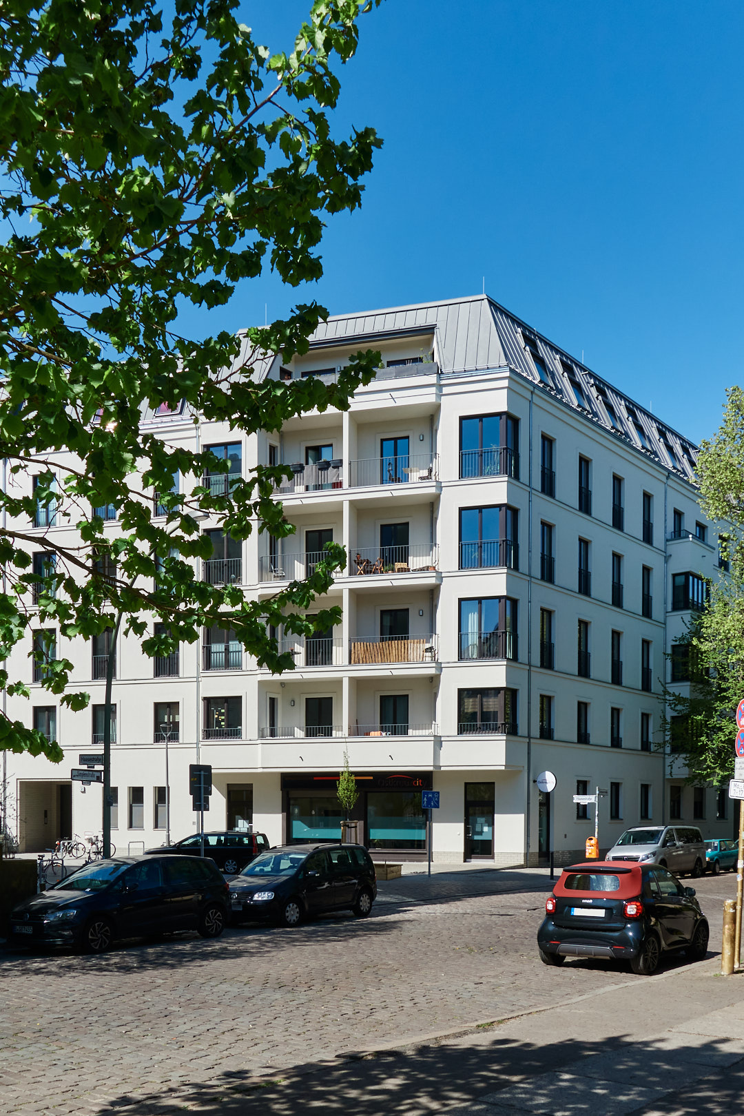 Wohnanlage mit Berliner Dach, Blick von der Simplonstraße auf die Ecke Haasestraße, Berlin
