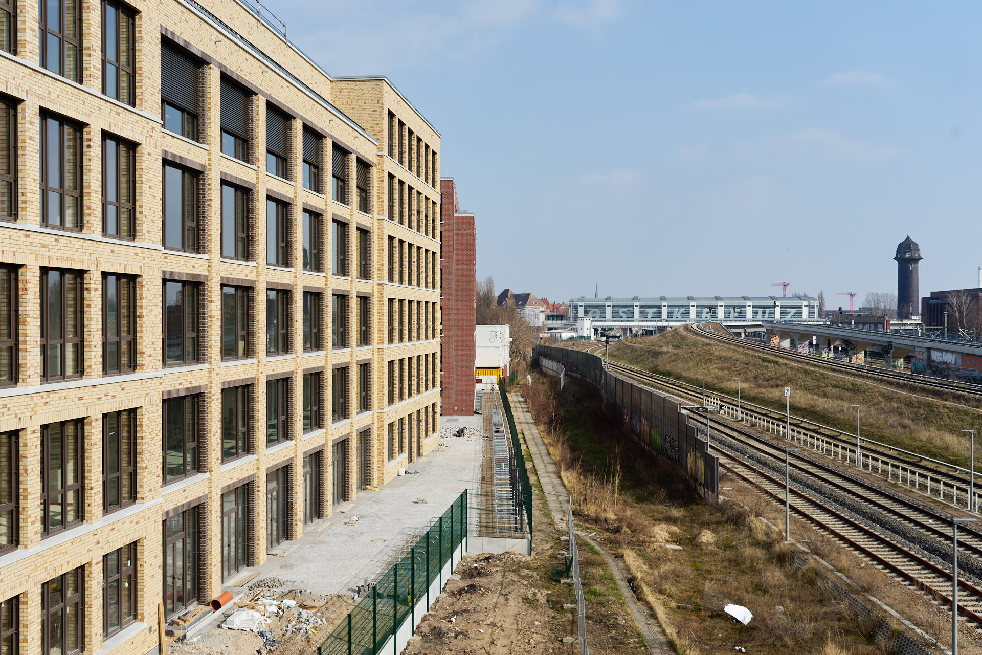 Gewerbeensemble am Bahnhof Ostkreuz, Berlin, Klinkerfassaden zur Bahn, im Hintergrund Bahnhof Ostkreuz