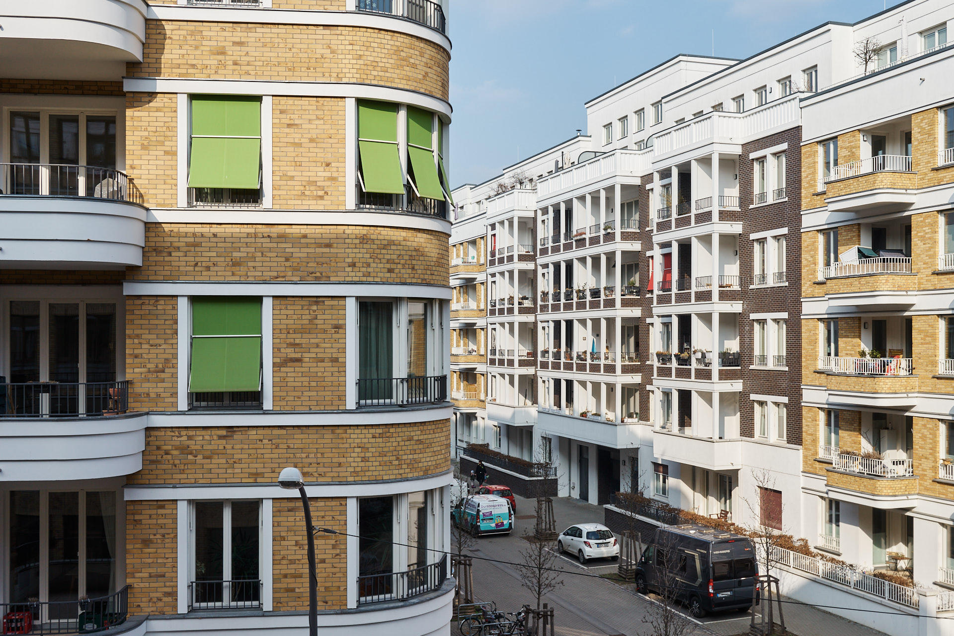 Wohnhaus mit Hofdurchgang, Ecke Revaler Straße, Blick in die Döringstraße mit Balkonanlagen und Vorgärten, Berlin