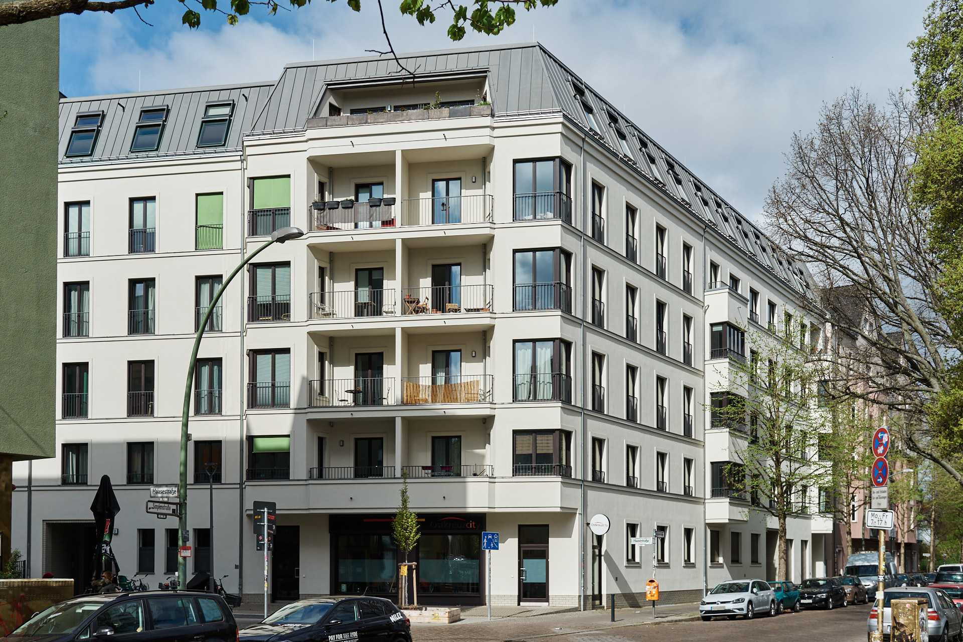 Wohnanlage mit Berliner Dach, Blick von der Simplonstraße auf die Ecke Haasestraße, Berlin