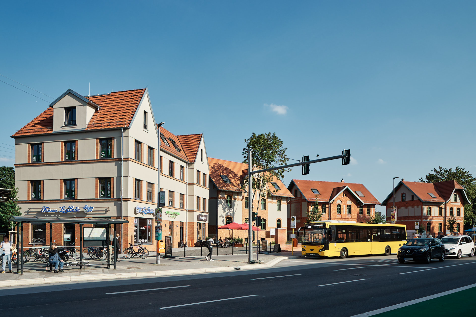 Gewerbe- und Büroensemble am S-Bahnhof Grünau, Richterstraße 11- 15, Berlin, Vorplatz mit Bürohaus und Denkmalgerecht sanierten Altbauten