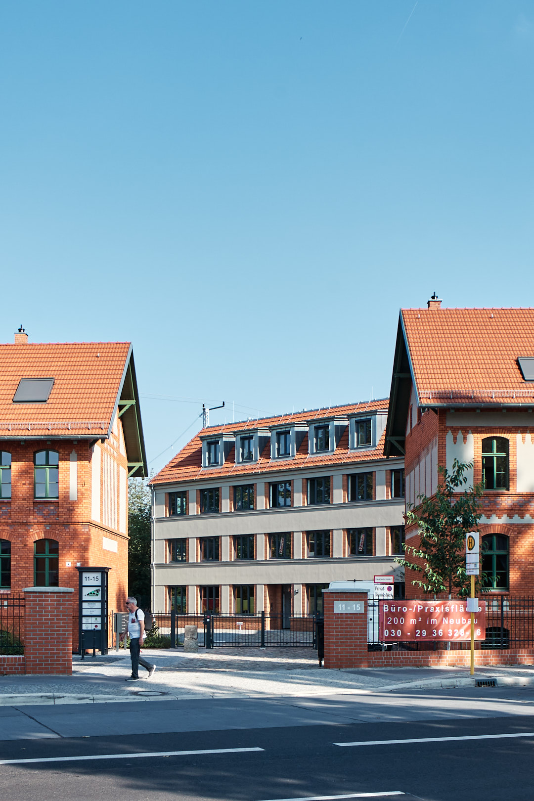Gewerbe- und Büroensemble am S-Bahnhof Grünau, Richterstraße 11-15, Berlin, Durchgang zum Innenhof mit Bürohaus am Bahndamm