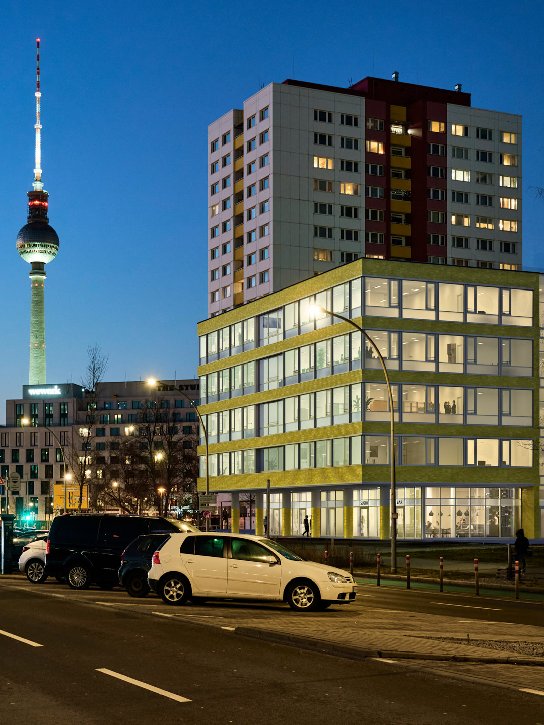 Wohn- und Geschäftshaus an der Jannowitzbrücke, Holzmarktstraße 66, Berlin, Fernsehturm im Hintergrund, Fotomontage mit Rendering