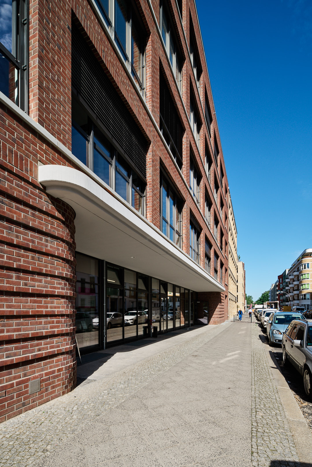 Gewerbeensemble am Bahnhof Ostkreuz, Revaler Straße 28, Berlin, Klinkerfassade mit Vordach