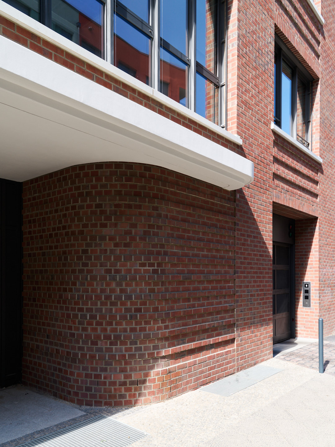Gewerbeensemble am Bahnhof Ostkreuz, Revaler Straße 28, Berlin, Klinkerfassade mit Vordach