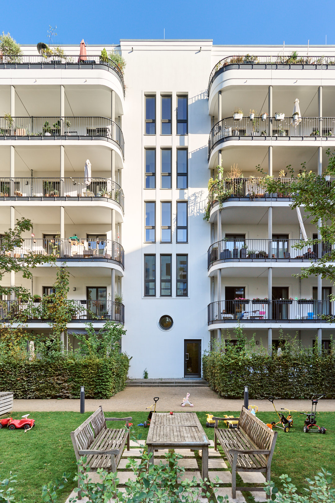 Eine neue Straße für den Friedrichshain, Berlin, Treppenhaus, Fassade Innenhof mit Balkonanlagen und Gärten