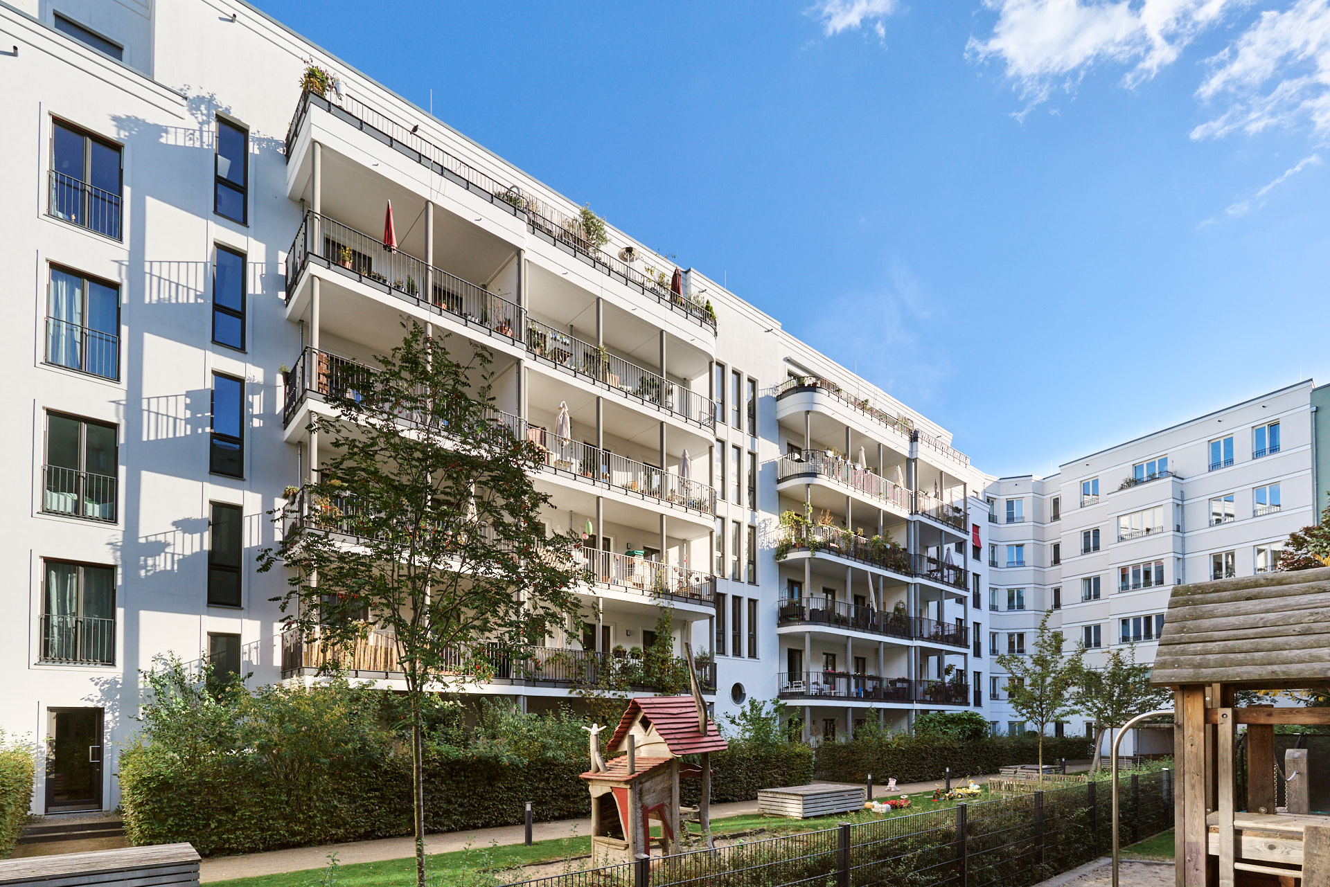 Eine neue Straße für den Friedrichshain, Berlin, Innenhof mit Balkonanlagen und Gärten