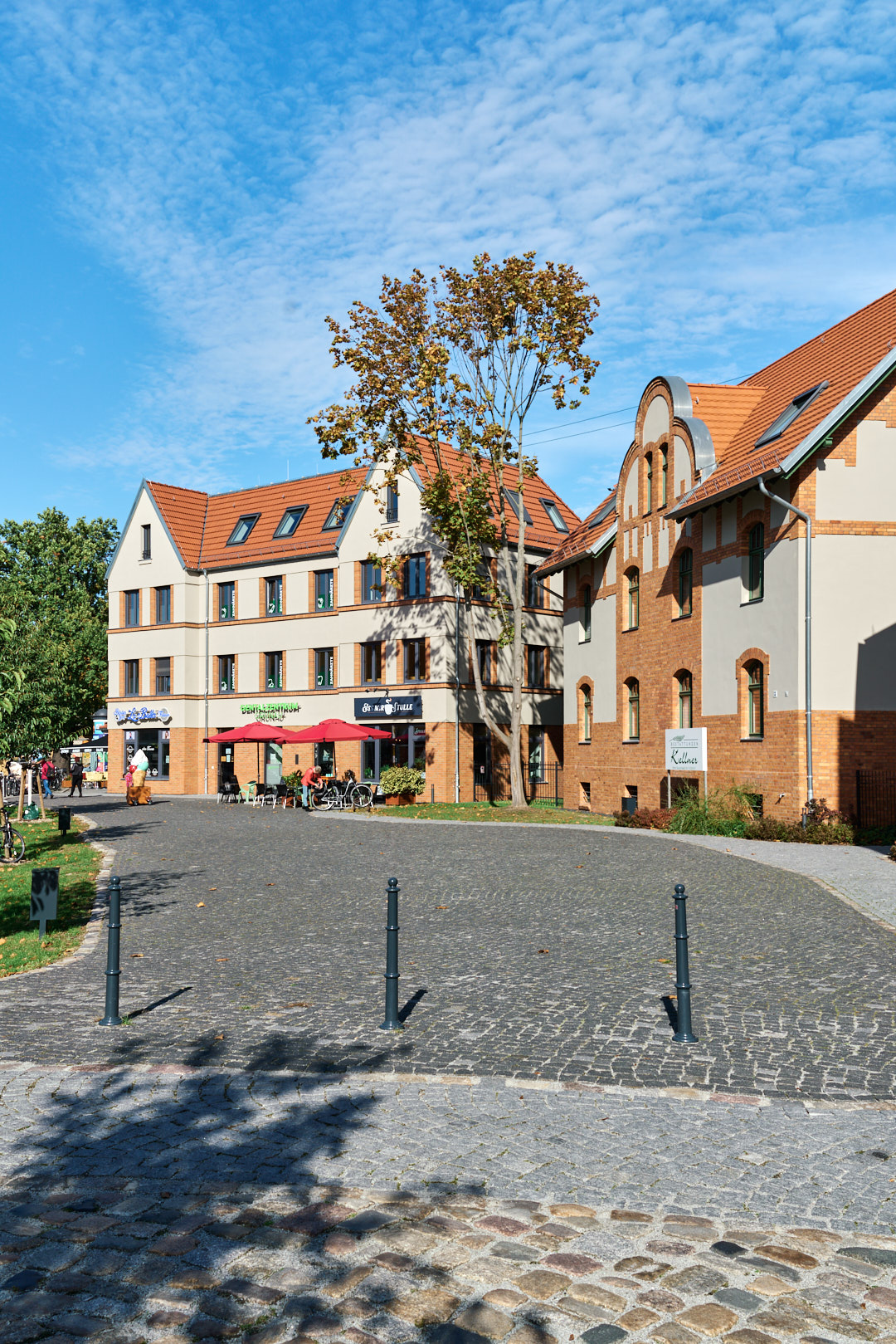 Gewerbe- und Büroensemble am S-Bahnhof Grünau, Richterstraße 11- 15, Berlin, Vorplatz mit Bürohaus und Denkmalgerecht saniertem Altbau