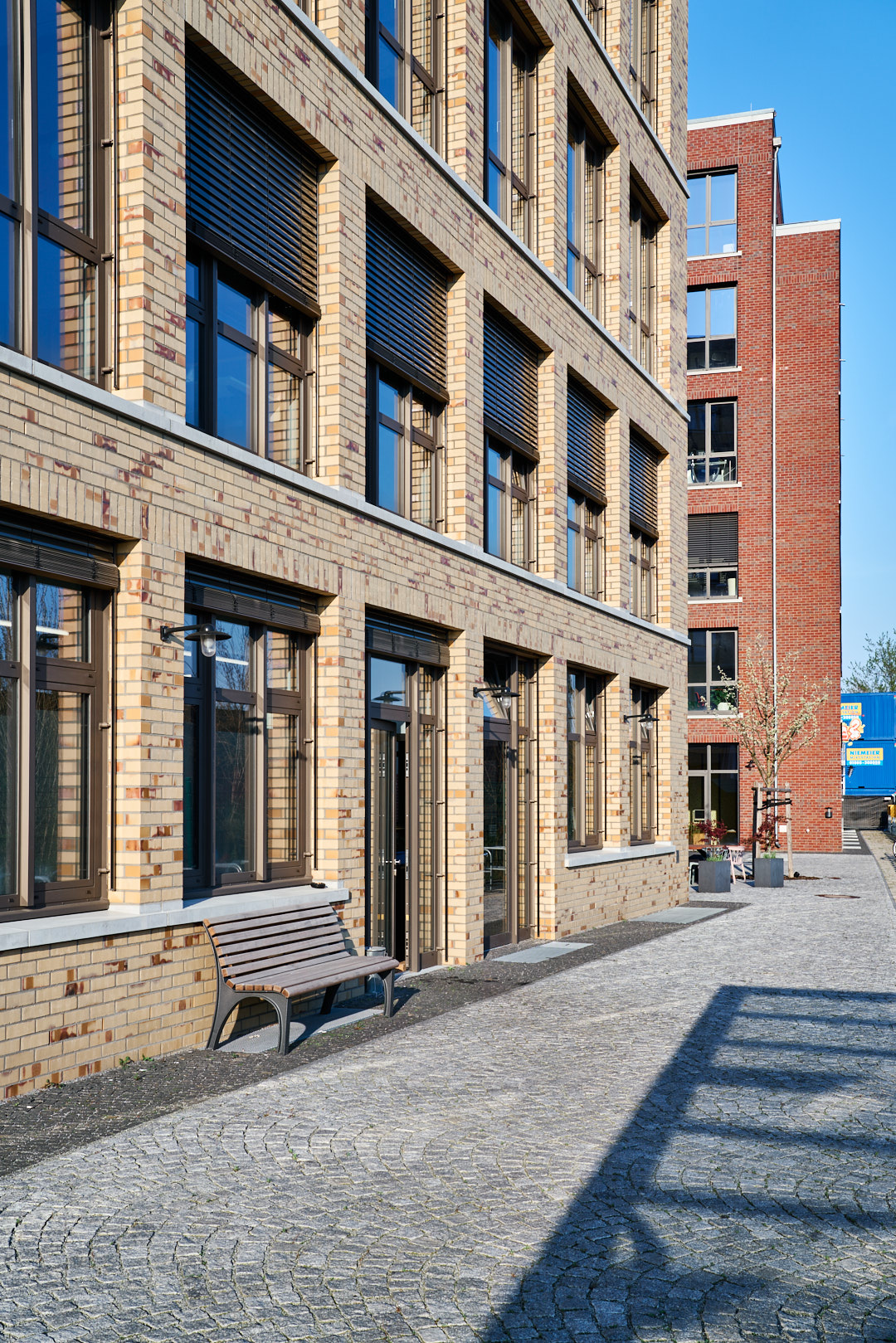 Gewerbeensemble am Bahnhof Ostkreuz, Revaler Straße 29, Berlin, Klinkerfassade, Bahnseite, Platz, Biergarten im Hintergrund