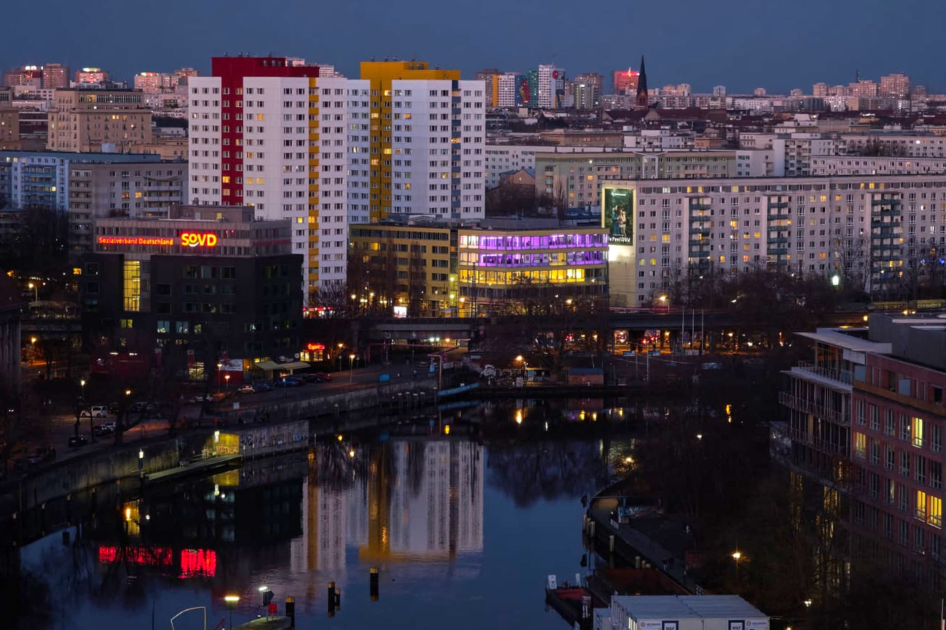 Wohn- und Geschäftshaus an der Jannowitzbrücke, Holzmarktstraße 66, Berlin, Blick vom Hochhaus in der Dämmerung