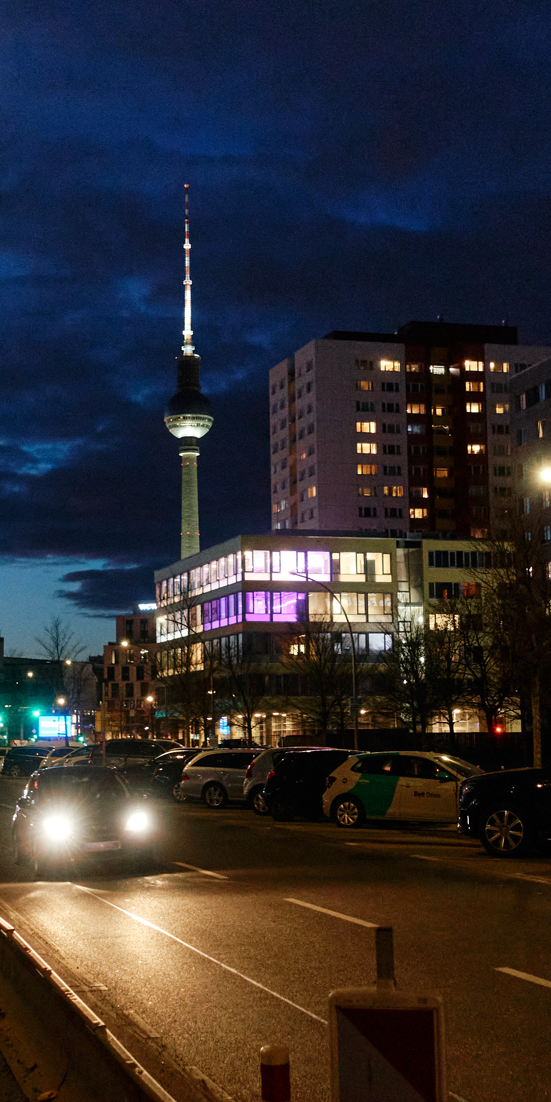 Wohn- und Geschäftshaus an der Jannowitzbrücke, Holzmarktstraße 66, Berlin, Fernsehturm im Hintergrund bei Nacht